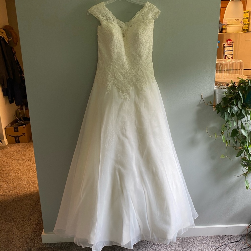 Lace plus size white wedding dress